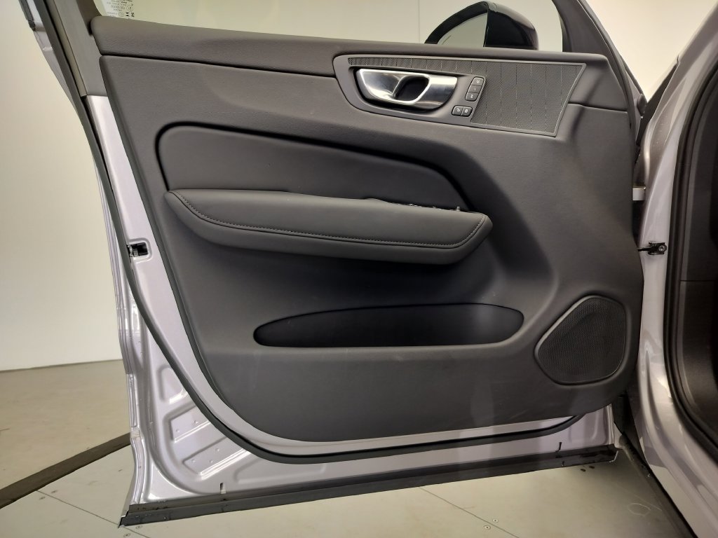 Thumbnail: 2026 Volvo XC60 - 10