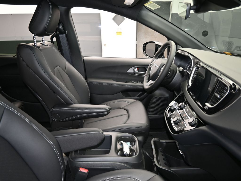 New 2026 Silver Mist Clearcoat Chrysler LX image 41