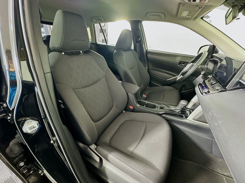 2023 Toyota Corolla Cross LE 28