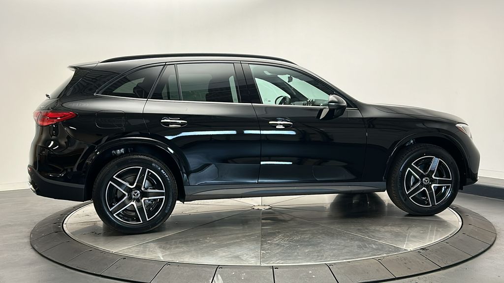 2025 Mercedes-Benz GLC 300 8