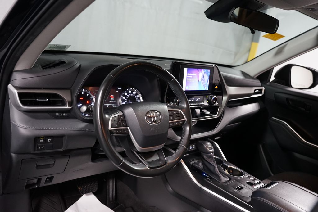 Thumbnail: 2023 Toyota Highlander - 11