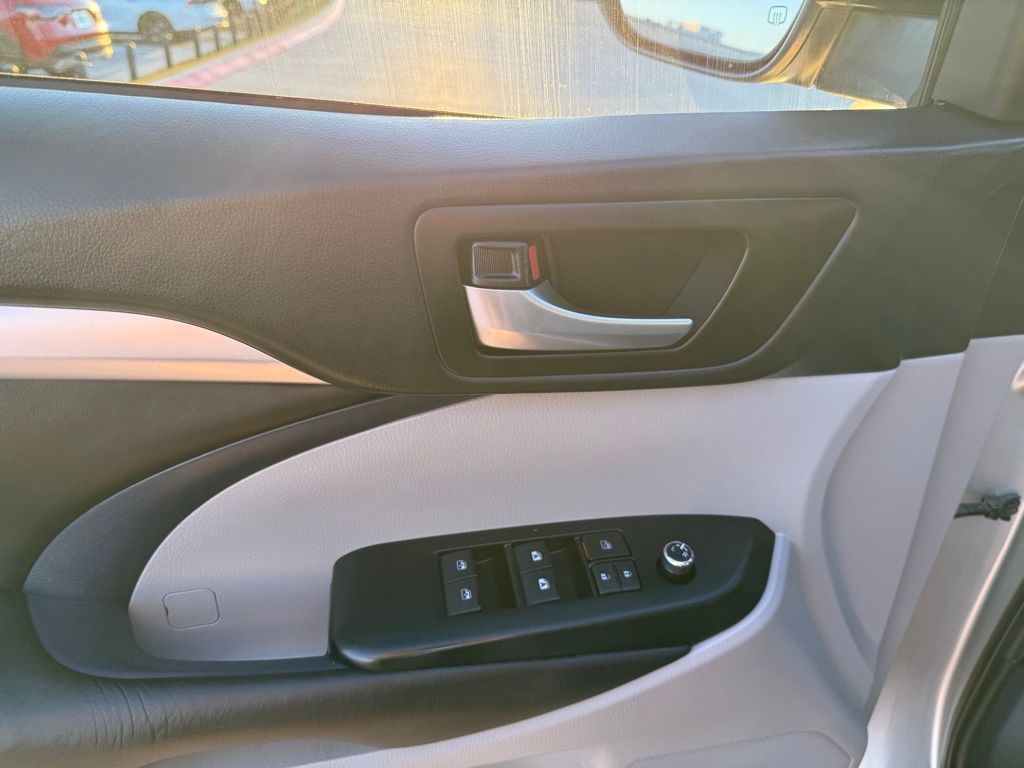 Thumbnail: 2019 Toyota Highlander - 10