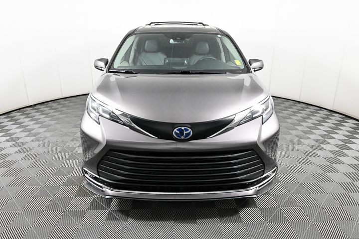 2022 Toyota Sienna XLE 3