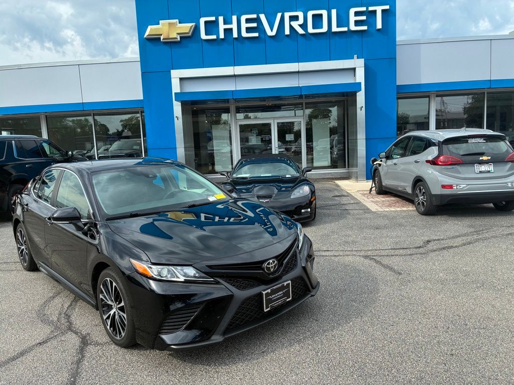 2019 Toyota Camry photo 1