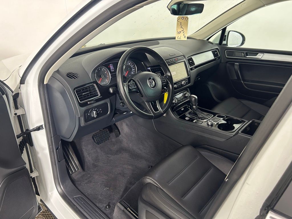Used 2017  Volkswagen V6 Sport image 13