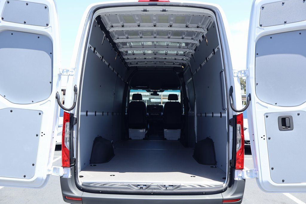 Thumbnail: 2025 Mercedes-Benz Sprinter - 8
