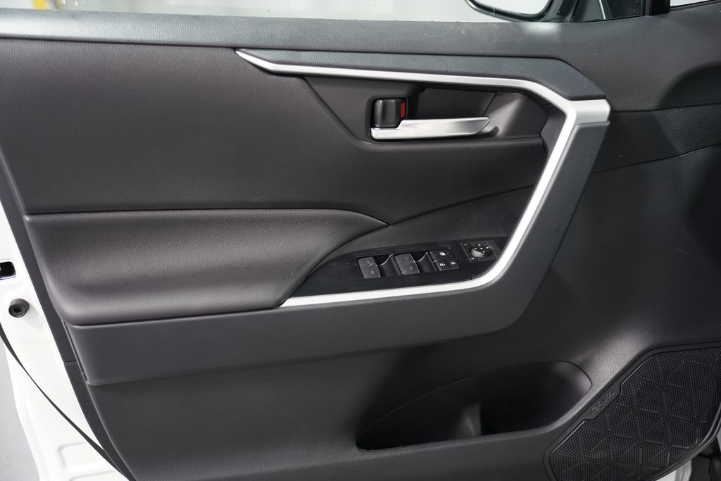 2025 Toyota RAV4 XLE 30