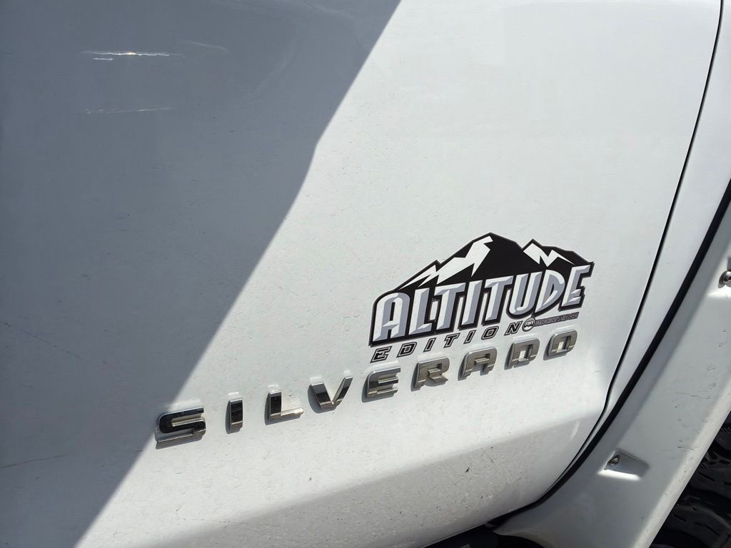 Used 2014 White Chevrolet LT image 4