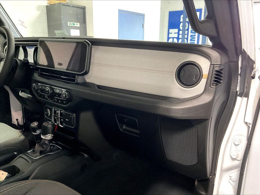 2024 Jeep Wrangler — photo 13