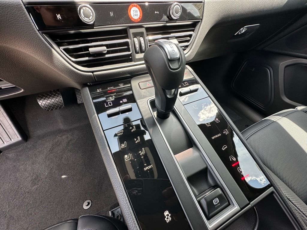 2025 Porsche Macan  24