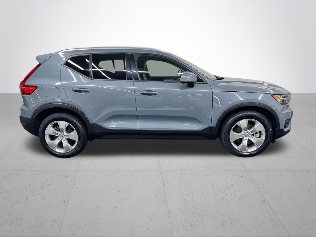 2022 Volvo XC40 Momentum