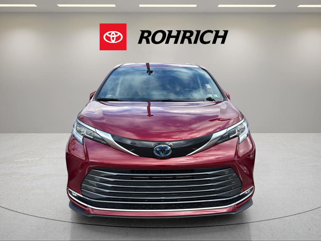 2023 Toyota Sienna Limited's photo