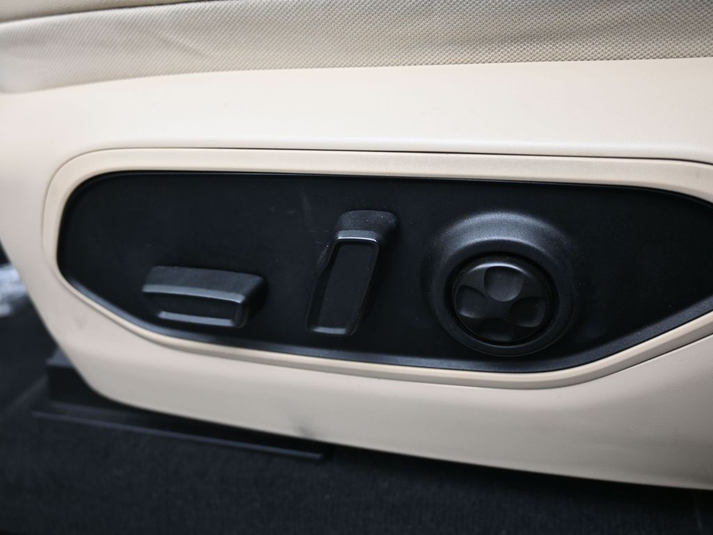 Used 2023 Bright White Clearcoat Jeep Limited image 13