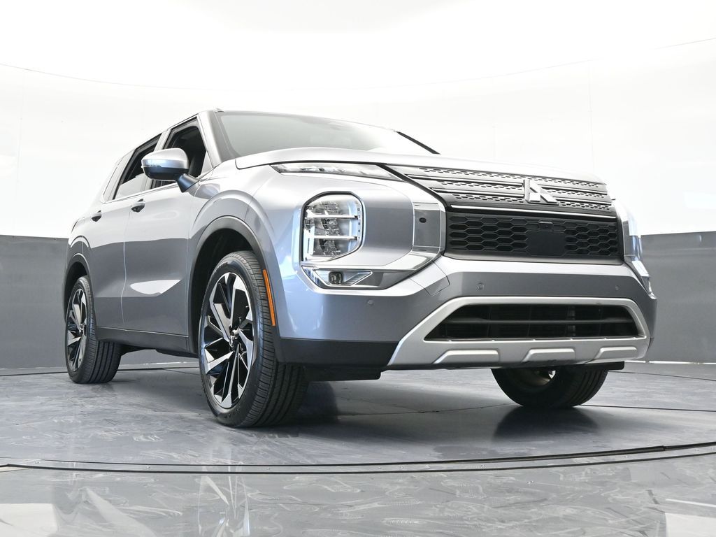Used 2022 Silver Mitsubishi SE image 58