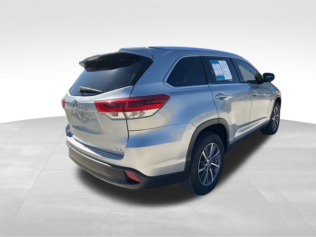 2019 Celestial Silver Metallic Toyota Highlander XLE FWD SUV