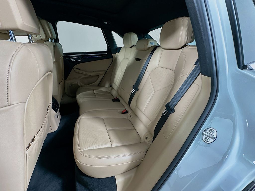 Thumbnail: 2020 Porsche Macan - 25