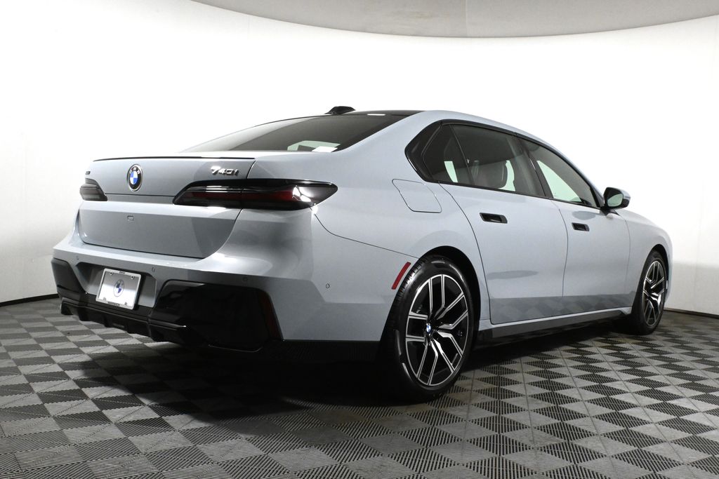 Thumbnail: 2025 BMW 7 Series - 7