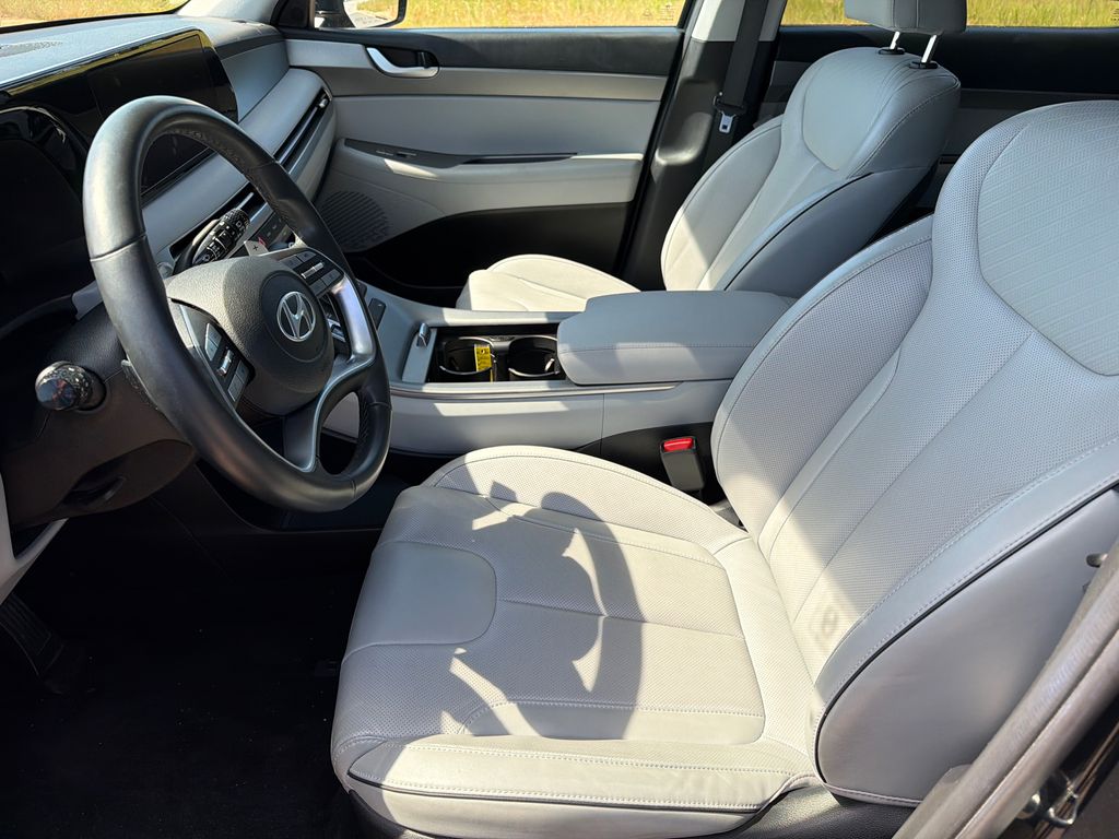 Used 2025 White Hyundai SEL image 9