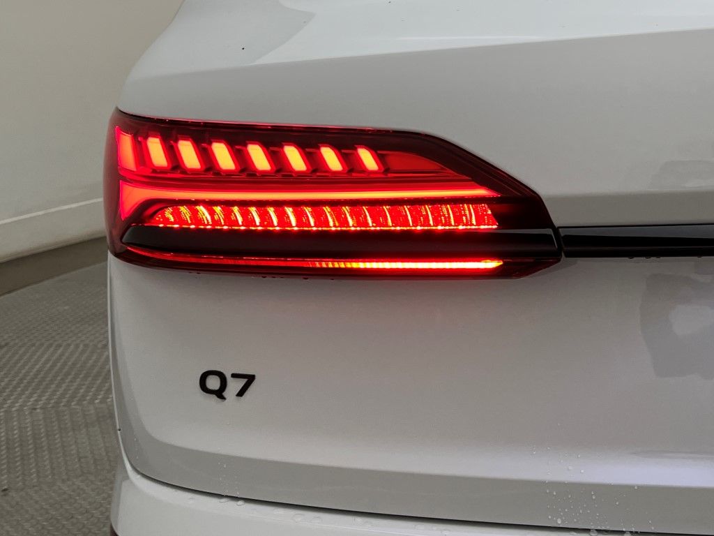 Thumbnail: 2026 Audi Q7 - 9