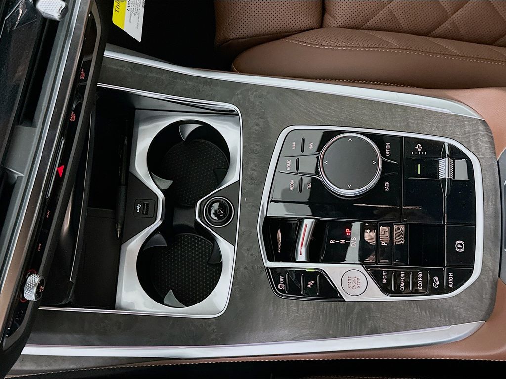 Thumbnail: 2026 BMW X7 - 15