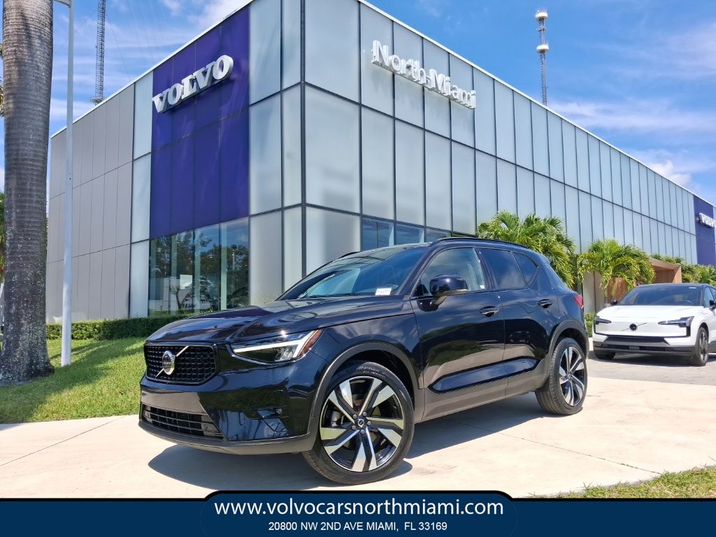 2023 Volvo XC40 B5 Plus Dark Theme