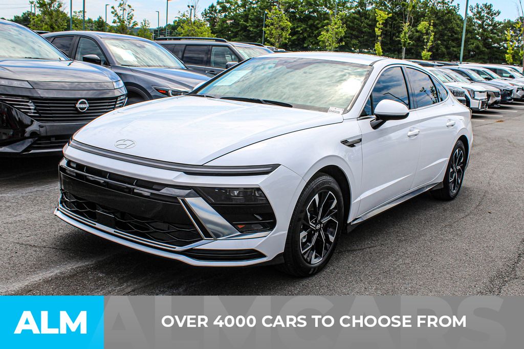 Used 2025 White Hyundai SEL image 3