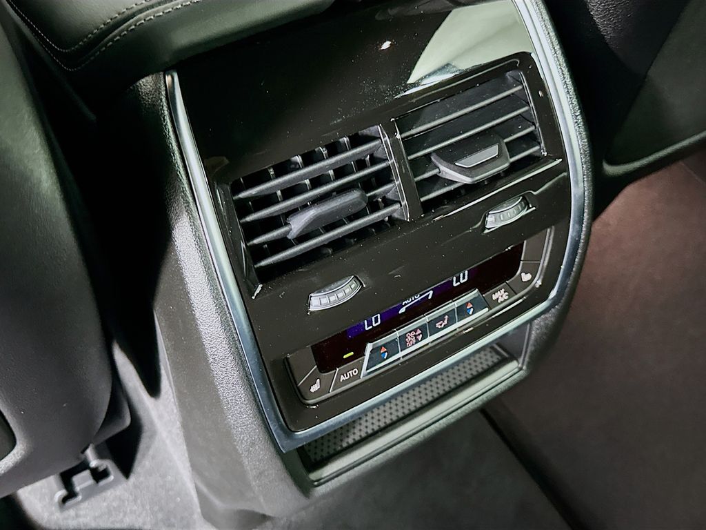 2025 BMW X7 xDrive40i 18