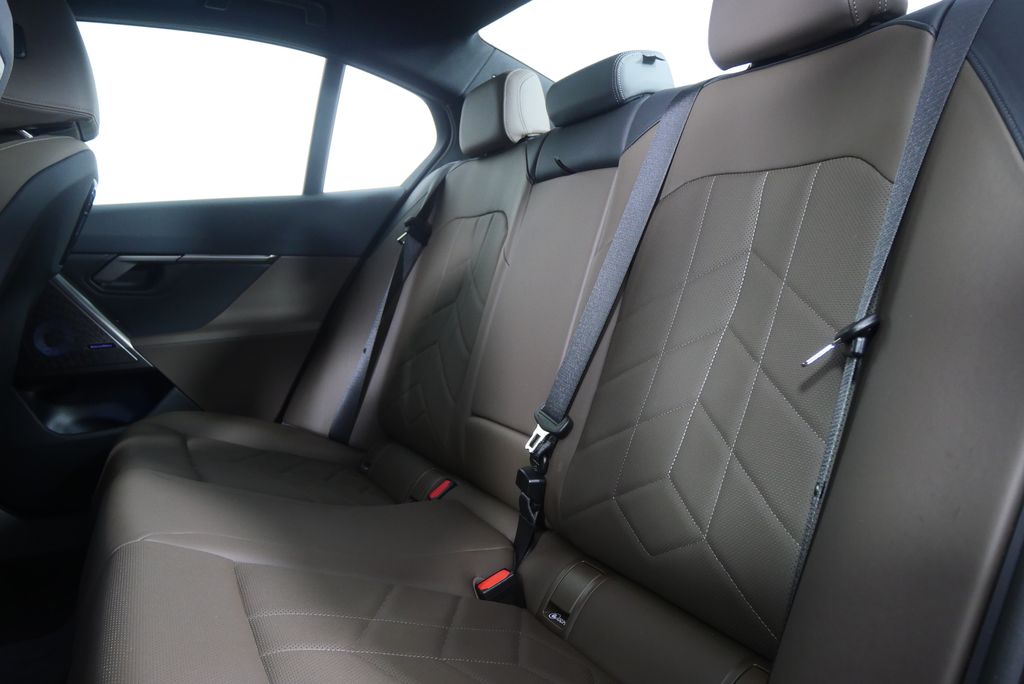 Thumbnail: 2025 BMW i5 - 17