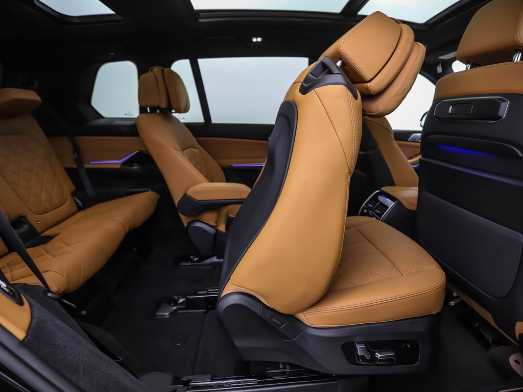 Thumbnail: 2026 BMW X7 - 32