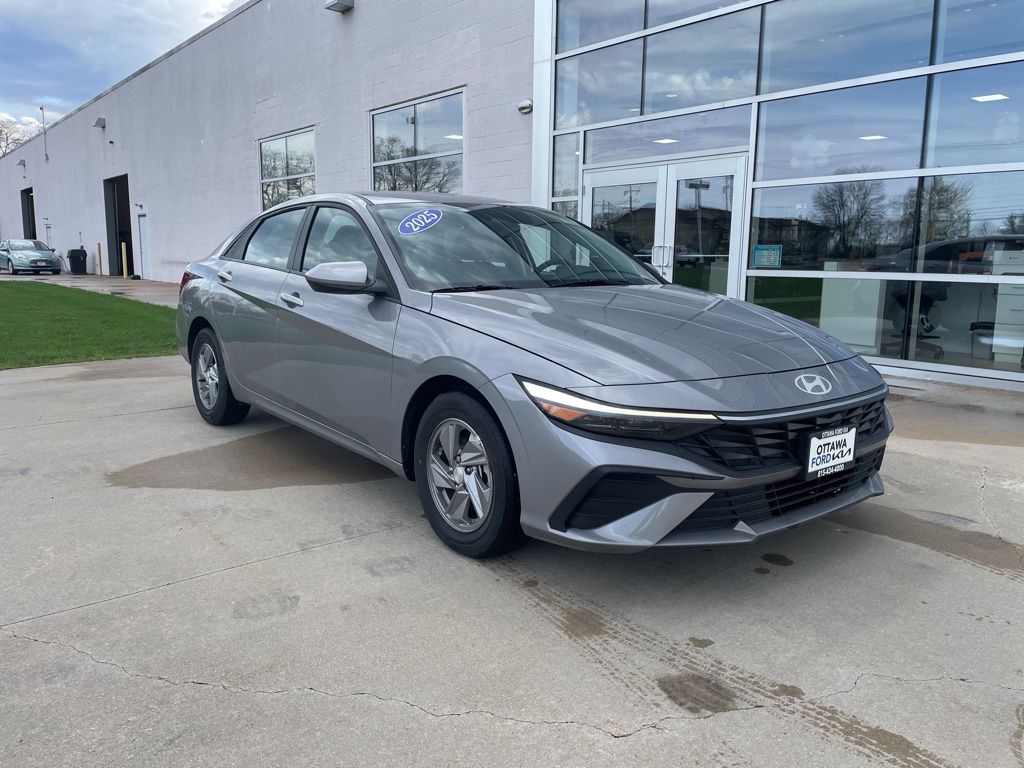 Fluid Metal 2025 Hyundai Elantra SE FWD Sedan Front-Wheel Drive Continuously Variable Transmission