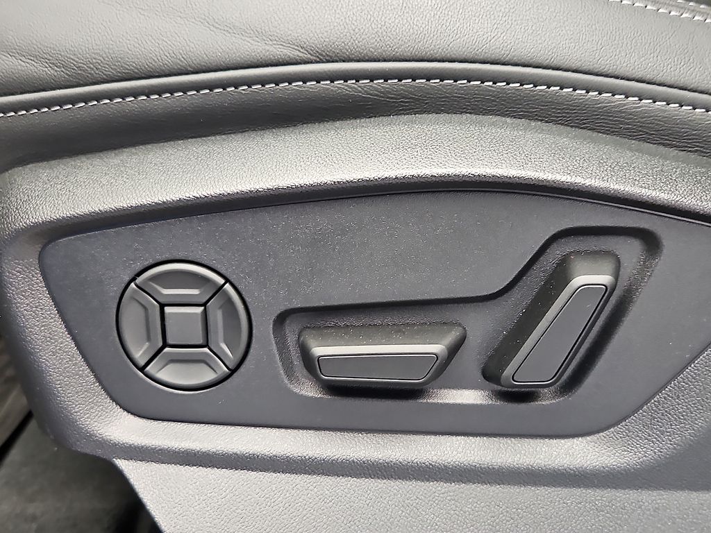 Thumbnail: 2026 Audi Q8 - 18