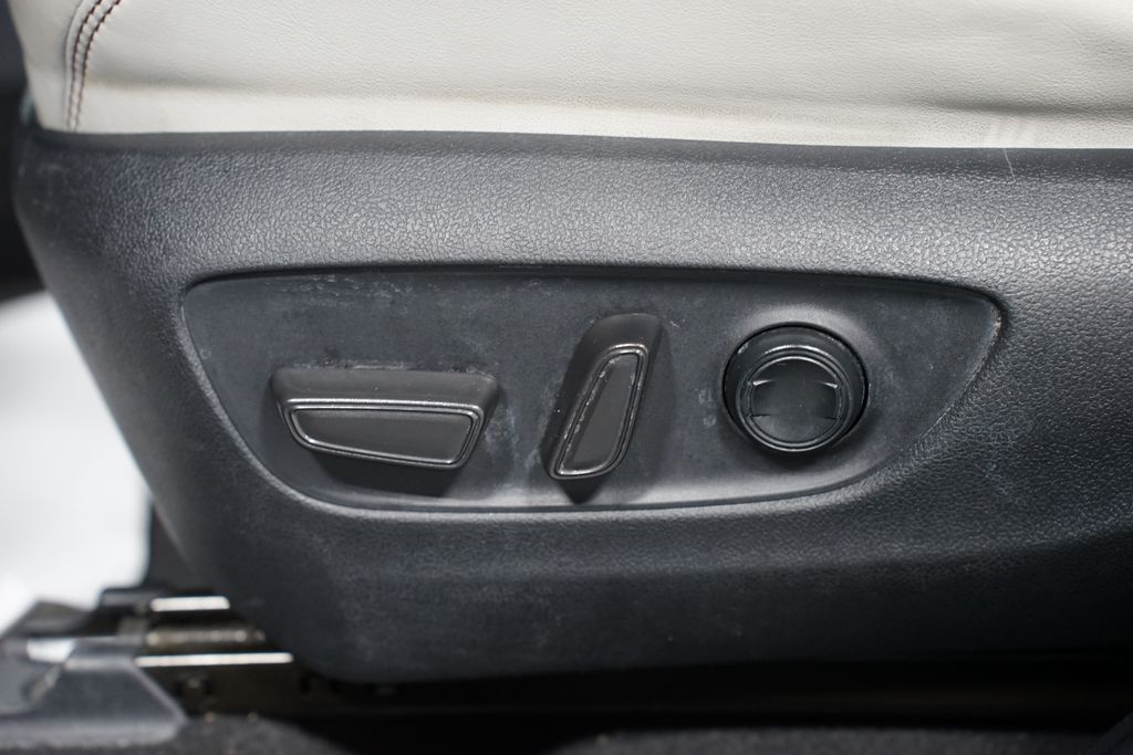 Thumbnail: 2021 Toyota RAV4 - 32