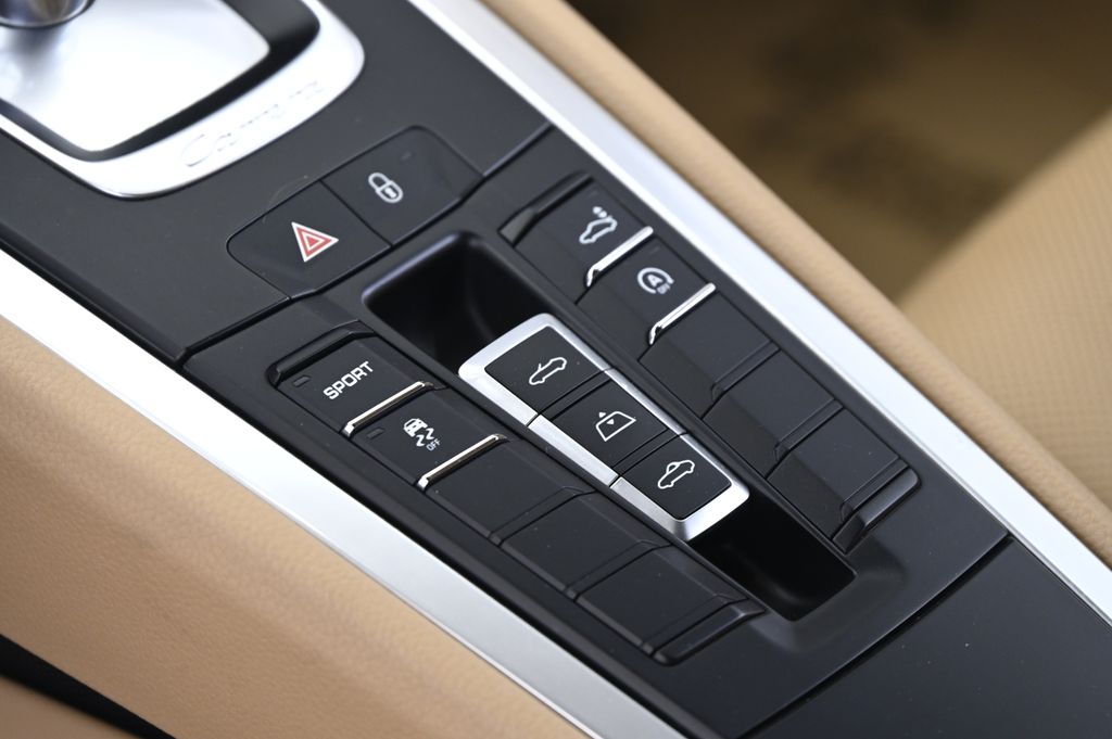 Thumbnail: 2015 Porsche 911 - 32