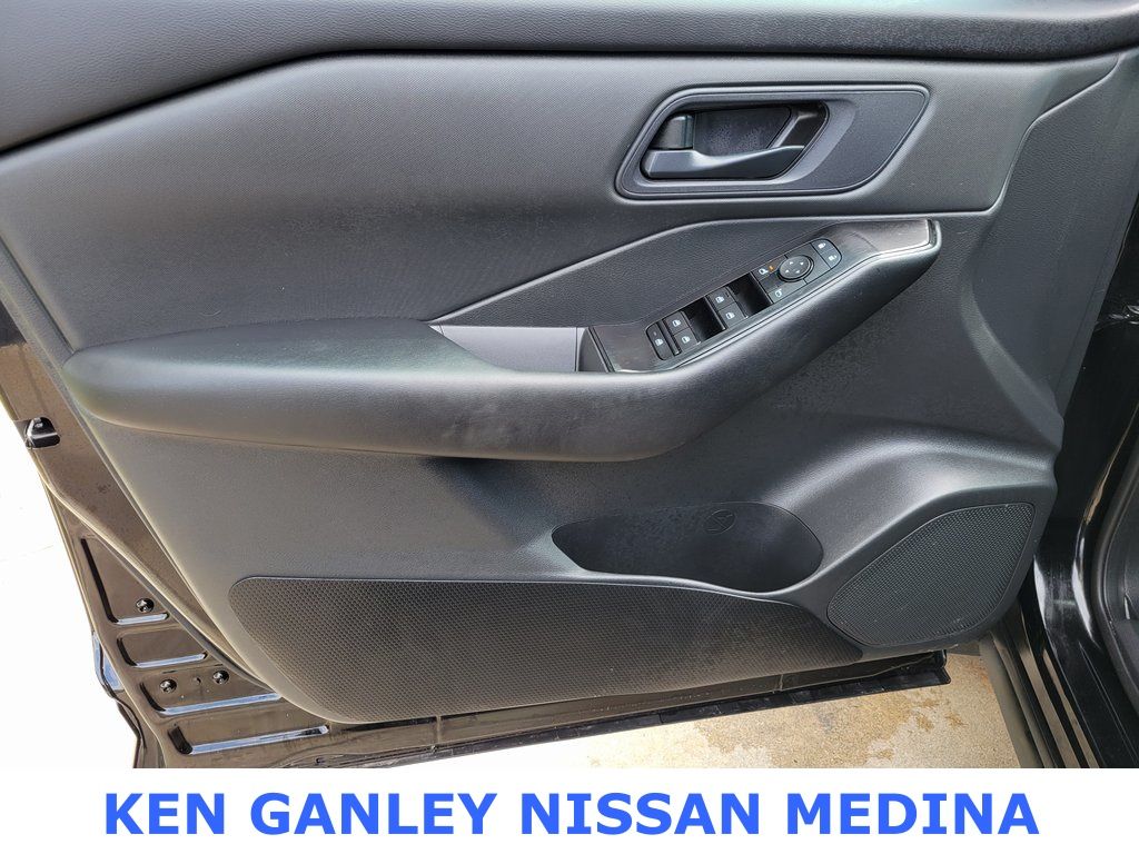 2025 Nissan Rogue S photo