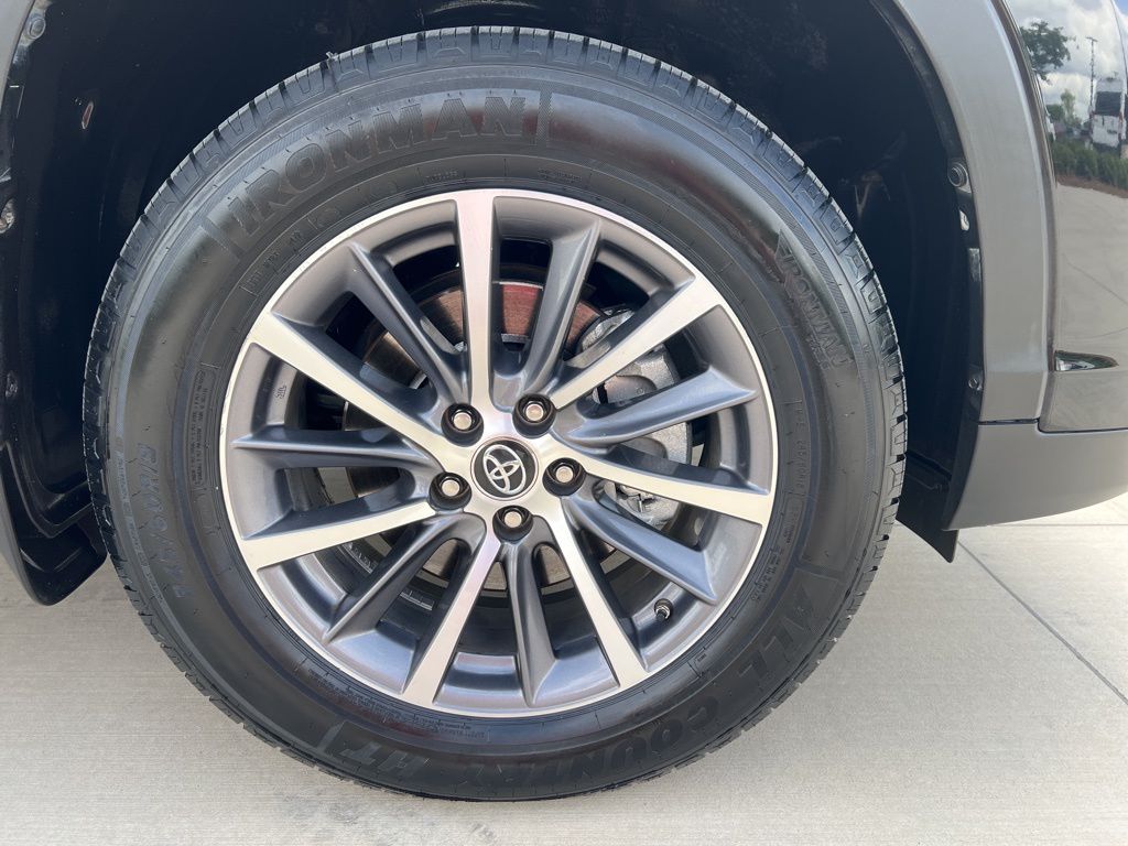 2019 Midnight Black Metallic Toyota Highlander XLE AWD SUV
