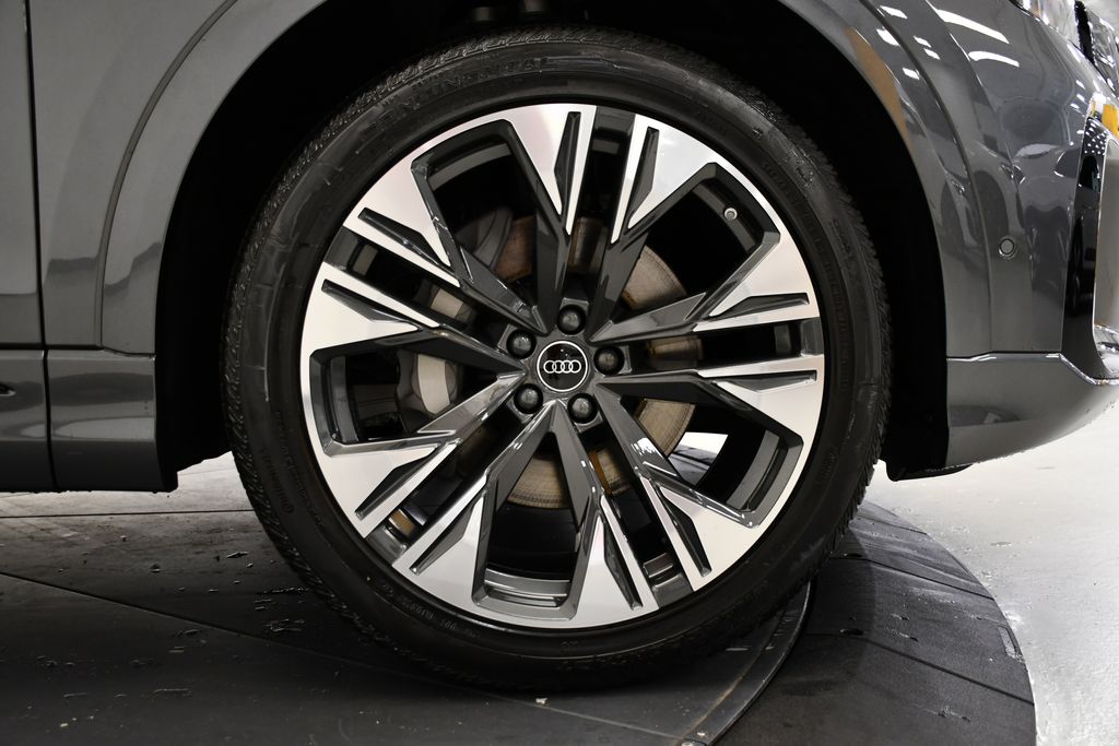 Thumbnail: 2026 Audi Q8 - 17