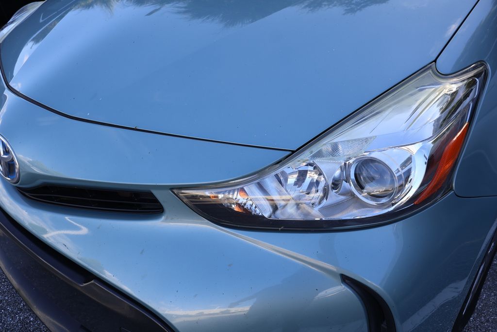 Thumbnail: 2017 Toyota Prius v - 3