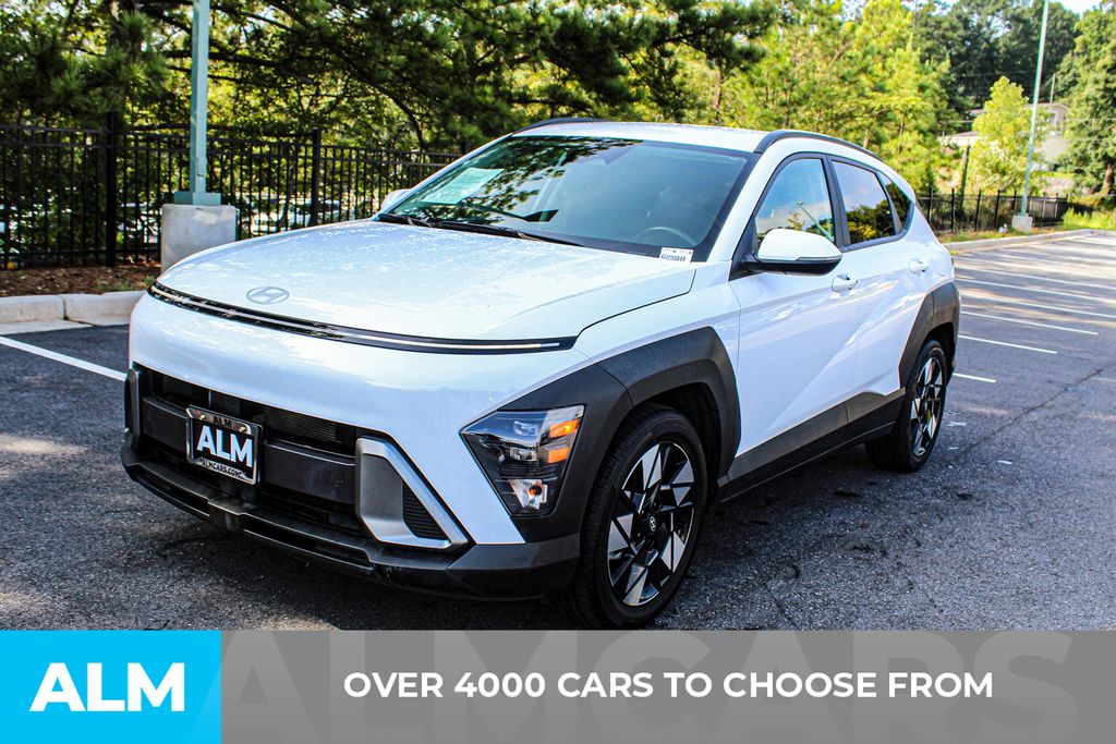 Used 2025 White Hyundai SEL image 2