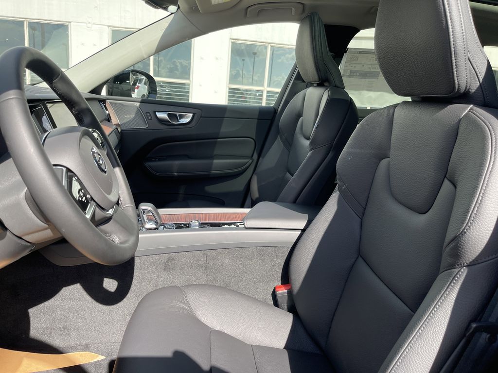 2024 Volvo XC60 B5 Plus Dark Theme photo