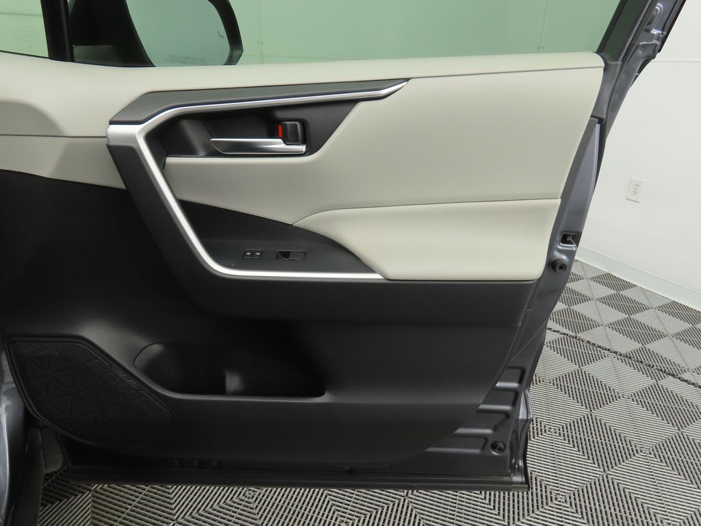 Thumbnail: 2020 Toyota RAV4 - 25