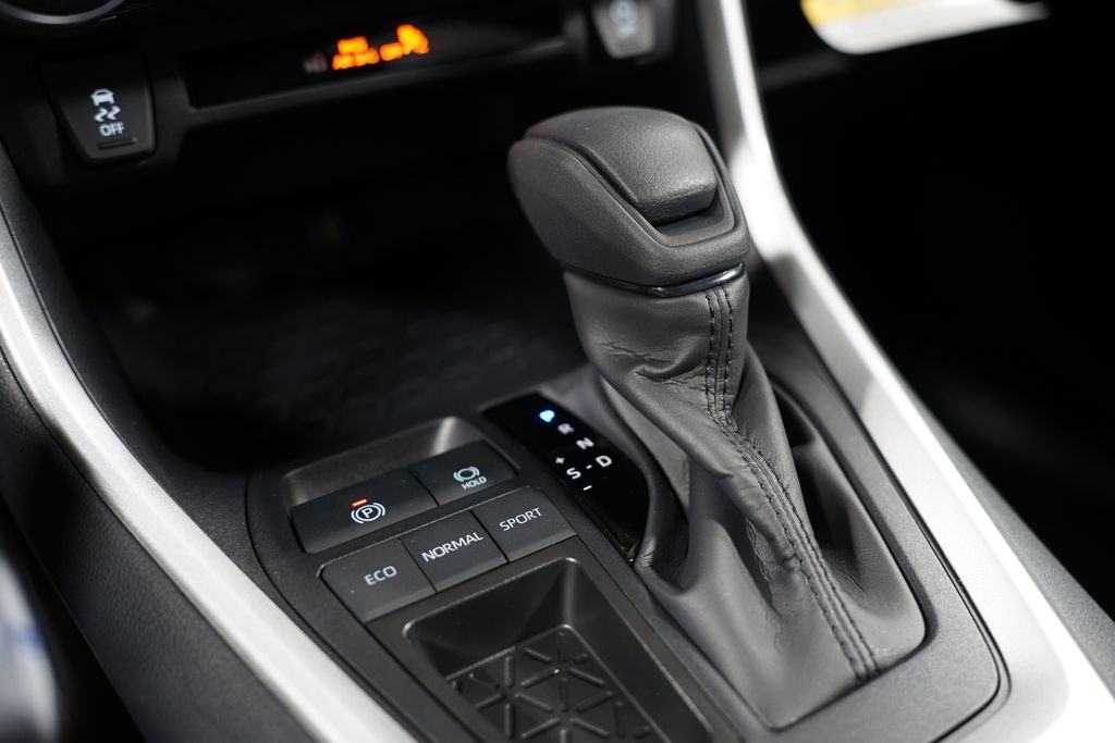 2025 Toyota RAV4 LE 21