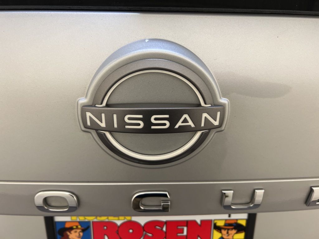 2022 Nissan Rogue SV photo