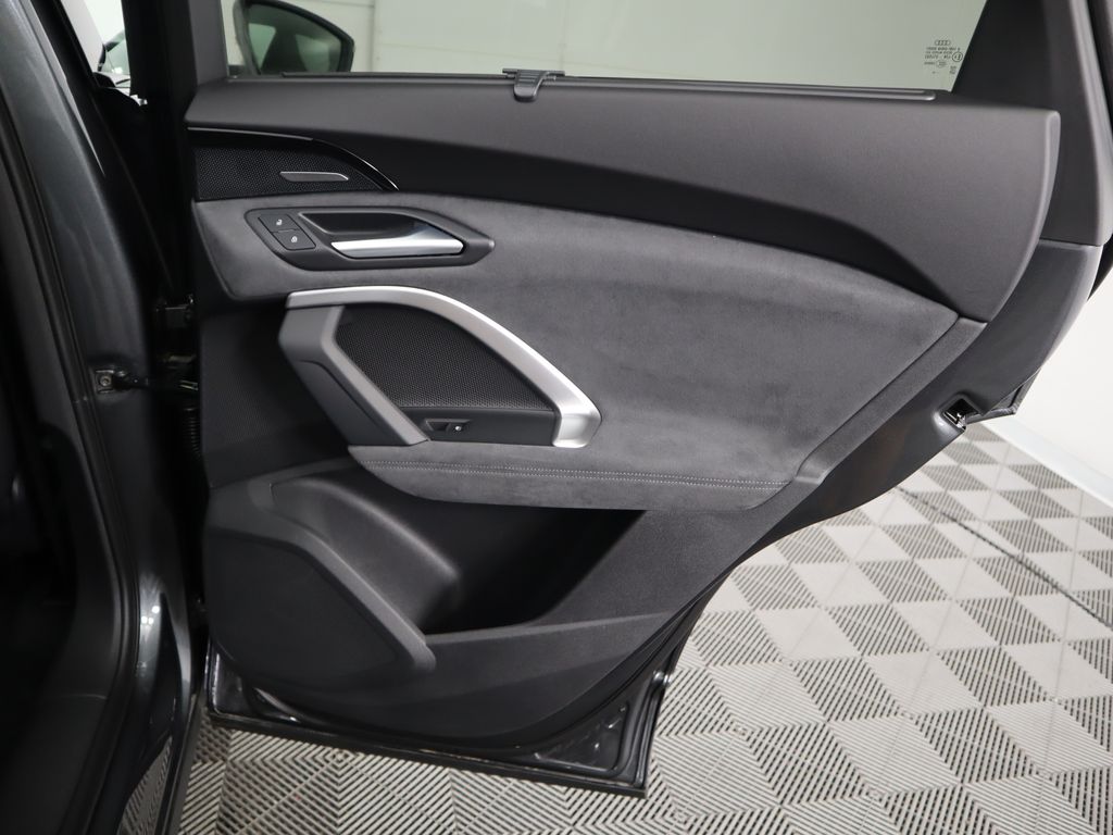 2025 Audi SQ5  29