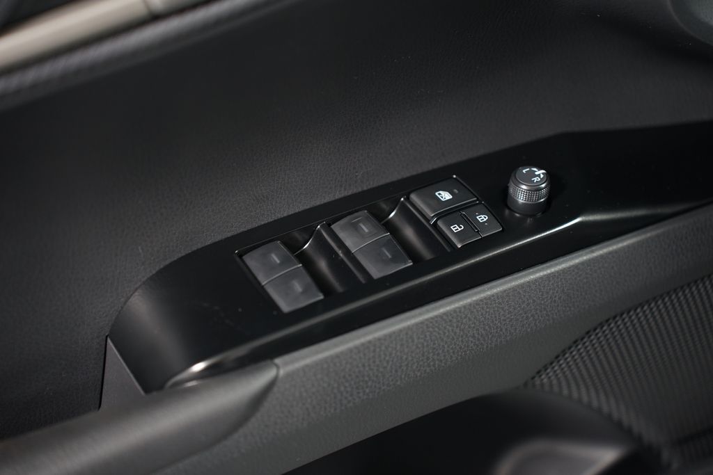 2025 Toyota Camry SE 32