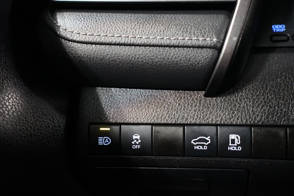 2021 Toyota Camry SE 22