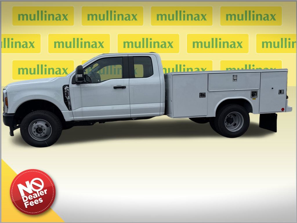 2025 Ford F-350 Super Duty Chassis Cab XL - Photo 2