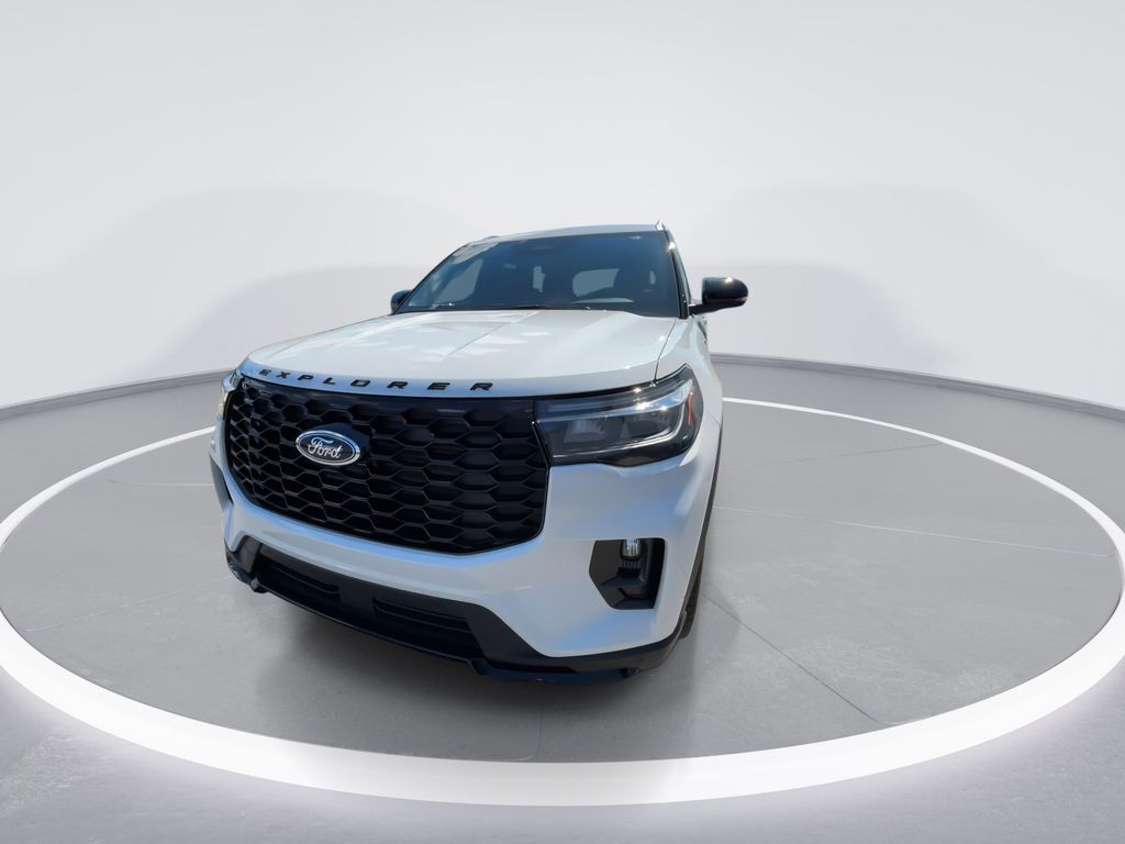 New 2026 Star White Metallic Tri-Coat Ford ST-Line image 3