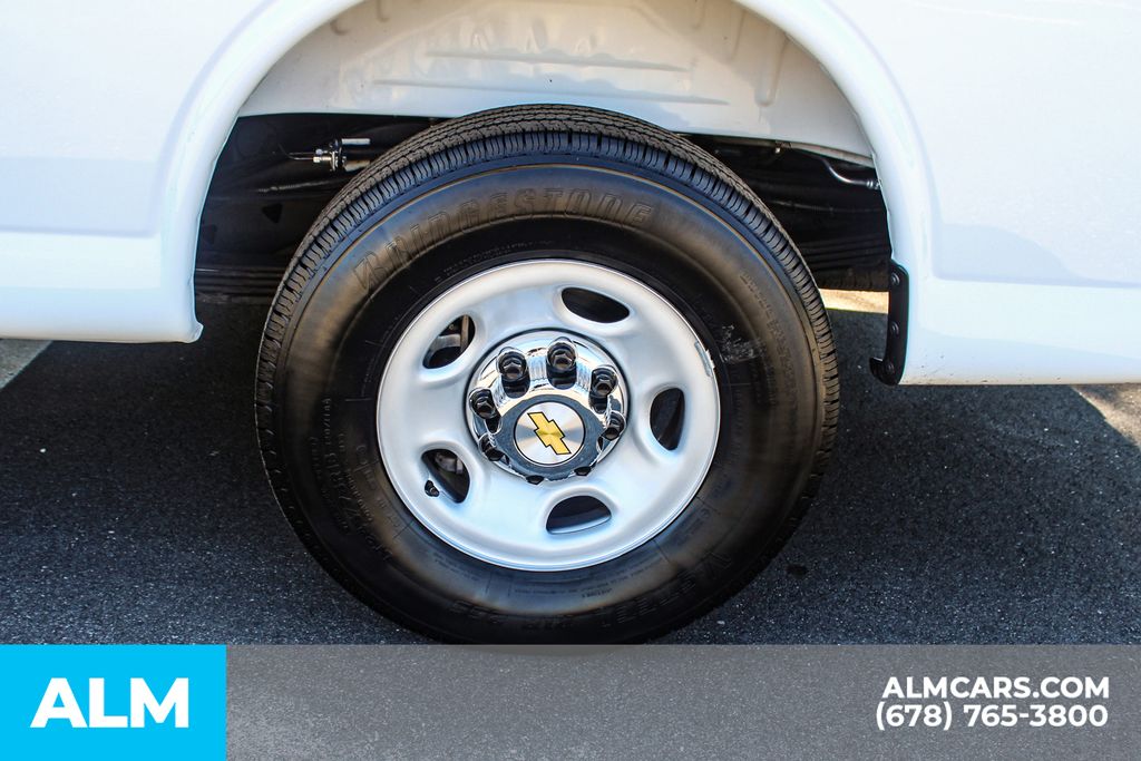 Used 2025 White Chevrolet LT image 16