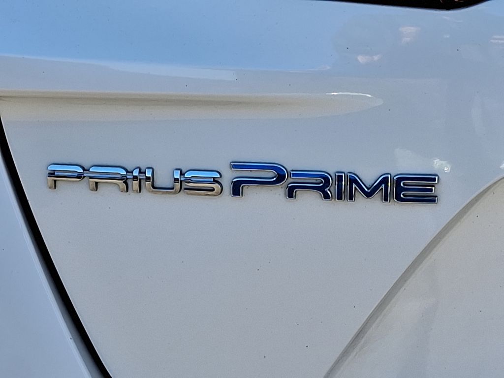 2017 Toyota Prius Prime Advanced 32