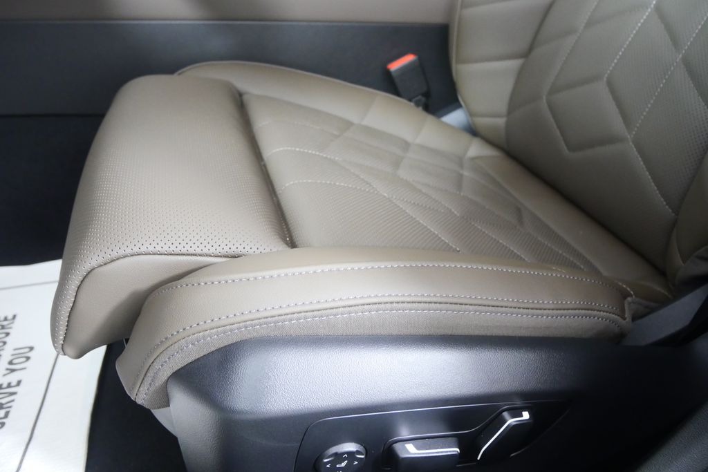 Thumbnail: 2026 BMW 5 Series - 9